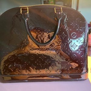 This is an authentic LOUIS VUITTON Vernis Alma GM XL in Amarante.